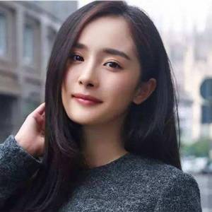 网传女儿快不认得亲妈？ 杨幂黑脸现身机场