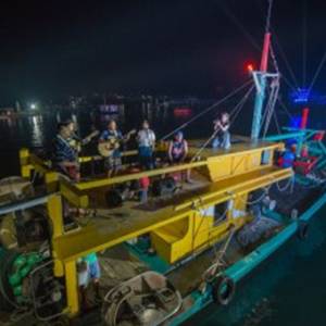 邦咯海岛节雨夜开幕 表演艺术家渔船上精彩演出