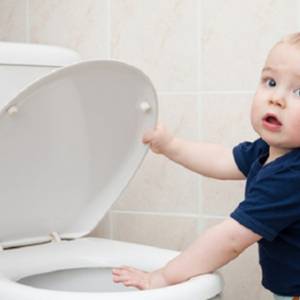 不要把小孩独自留在厕所！这些情况最易引发意外！