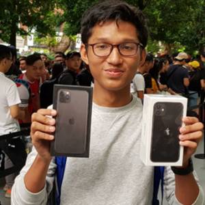 17岁大马学生午夜飞新加坡  首个购得iPhone 11 ！