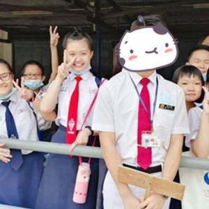 小学生与“小哥哥”合照疯传！ 网民人肉搜索发现已有女友？！