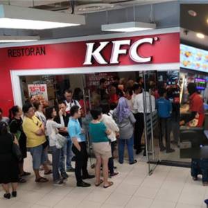KFC推RM20超值套餐！网友排队2小时叹“吃个鸡那么难吗？”