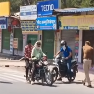 印度大封锁！民众不理继续骑摩托溜达 警出动“细棍”对付