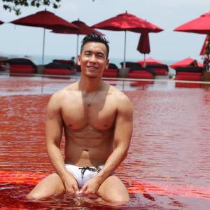 “男神” SK Low 也来到泰国苏梅岛的红宝石泳池报到
