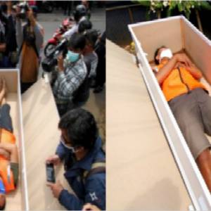 不戴口罩又没钱缴付罚款？印尼警方：“不戴口罩又没钱就给我睡棺材！”