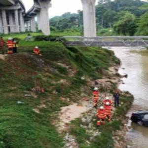 一辆奥迪轿车坠河却不见车主 结果车主没报案跑回家睡大觉