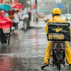 人美心善！大马妈妈雨天见送餐员狼狈送货，暖心借雨伞毛巾，一路陪伴护外卖员到顾客家！