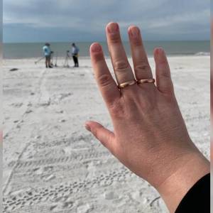 三人志愿为求助者在海滩找回结婚戒指