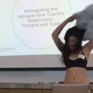美国一女大学生穿内衣论文答辩，只为反抗老师批评