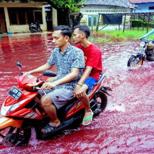 印尼豪雨酿「红」水　照片曝光！　网惊：像世界末日、流血雨
