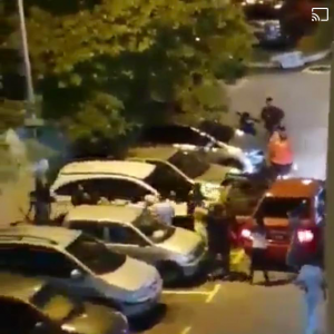 人民租屋居民为了停车位而发生争斗，11男围殴一人！路人无辜被巴冷刀砍伤！
