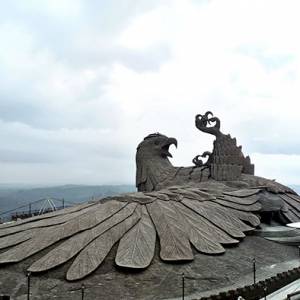 用10年完成！“朝天巨鹰”引各国游客朝圣　61公尺成世界最大鸟类雕塑
