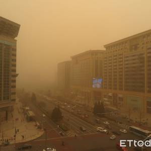 直击中国北京沙尘暴！全城「黄沙肆虐」　空污PM10狂飙破千