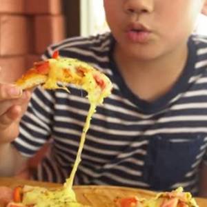 孩子偷偷把饭丢进垃圾桶，和父母说只爱吃Pizza！大马漂亮人妻分享1招，轻松让孩子学会不浪费食物！