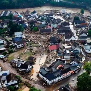 下水道被堵，马桶变喷泉！英国德国遭遇暴雨洪灾被淹，惨不忍睹...