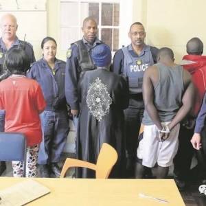 南非警察抓到罪犯，却让他跑了！结果警察随便绑架了个流浪汉来顶包？？