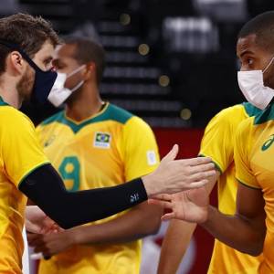 奥运比赛罕见一幕！ 巴西排球员戴口罩上场！