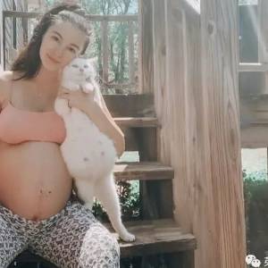 有爱！怀孕的妹子捡回怀孕流浪猫，她们同时生下了小宝宝！
