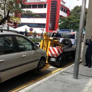 拜托不要乱乱parking   阻碍交通影响安全！