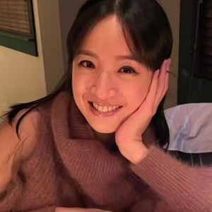 林依晨庆祝39岁生日，手戴超大钻戒吸睛，捧女儿小脚丫满脸笑容