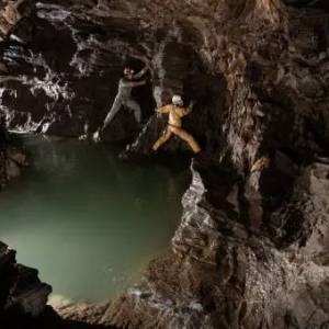 深入地底2000多米，这是世界最深的一个洞，他们却在此发现人类尸体…