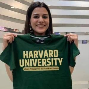印度知名女主播高调辞职：我要去哈佛教书啦！哈佛：不，我们没请你，你被骗。