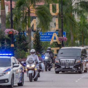 网民不满警方解释先让路给首相车队！网民也表示“新加坡的总理都可以停让路人先走！”