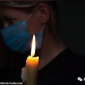 医院悼念新冠逝者，在ICU直接点蜡烛??瞬间酿成大悲剧！
