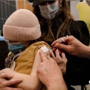不打疫苗就交“健康税”！加拿大魁北克重症患者一半没打疫苗，当地省长怒了…