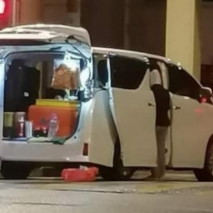 吉隆坡有一名流动小贩竟然用高级豪华休旅车来卖饮料！网民表示“这还是第一次见”！