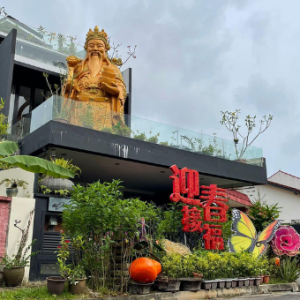 农历新年将至！新加坡一名屋主特别定制了6尺高的财神爷放在阳台上庆祝！
