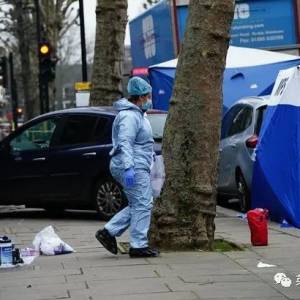 当街捅人，伦敦司机见义勇为开车撞击两人死亡...司机被以谋杀罪逮捕?!