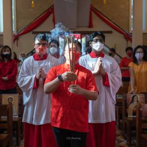 天主教徒也能持香祭拜祖先！槟城圣母天主教堂上香祭拜历代祖先