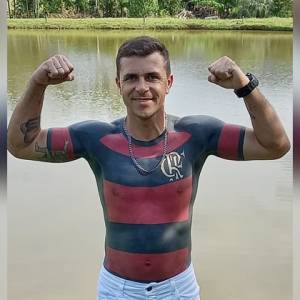 巴西足球迷花一年时间将球服纹在身上，自豪表示「以后不用买球衣了」