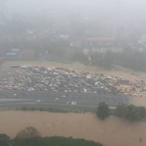 隆市甘榜峇鲁水位达3米！  议员怒问：暴雨警报呢？