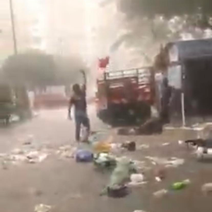 大雨导致吉隆坡多处水灾，垃圾随洪水流出！女子惊：大马的垃圾城！