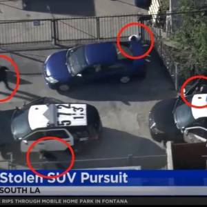 洛杉矶警察抓偷车贼，却被耍得团团转，贼就在身边你们都看不到啊！！