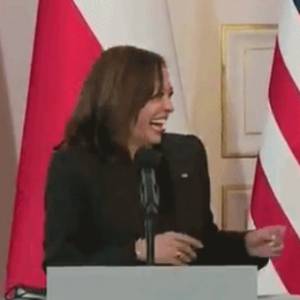 美国副总统被问“是否接受难民”时忽然大笑出声…网友：有啥好笑??!