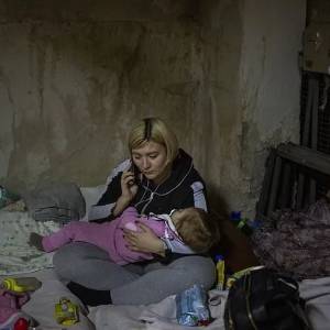 被困着的乌克兰代孕妈妈：别无选择，只能留在战区继续为客户生孩子…