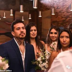 巴西韦小宝和9位妻子举办婚礼，说还想再娶2个… 这？