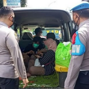 印尼一户家庭为了躲避塞车，竟然滥用救护车来跑紧急车道！