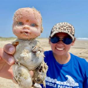 米国德州海岸突涌现大量残缺娃娃，诡异的外表令人毛骨悚然
