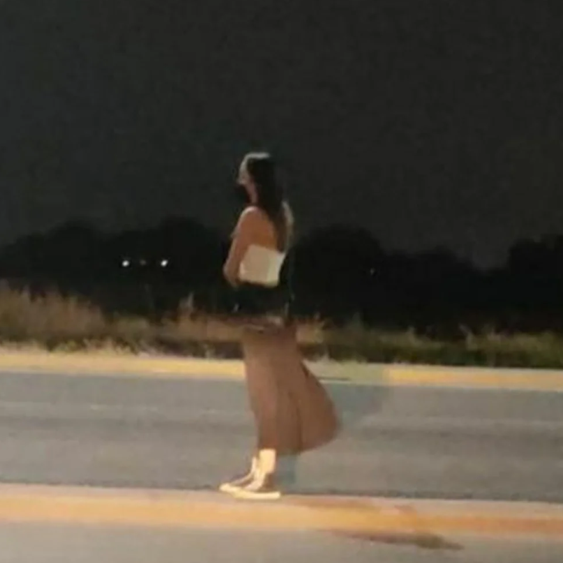 墨西哥18岁少女诡异失踪，案发前司机拍下她独自站黑暗路边的照片
