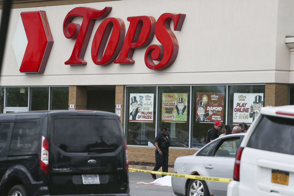 美国18岁枪手超市扫射10死3伤　当局曝可能动机