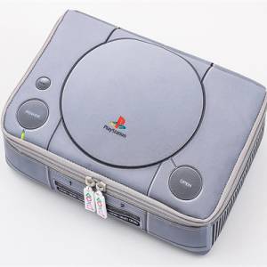 日本出版商宝岛社即将推出附赠「初代  PlayStation 主机原尺寸多用途收纳包」的杂志