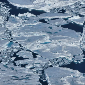 北极格陵兰岛三天融化 60 亿吨冰，气温超30度，已经热到可以穿短袖了？！