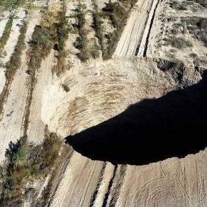 智利惊现200米深神秘大坑，坑中全是污水