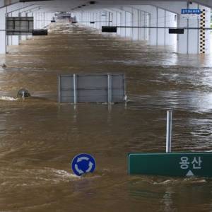 首尔暴雨一家三口住地下室遇难！30万住地下室的韩国人，是一幕幕现实版的
