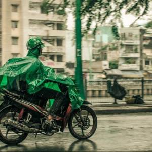 淋雨工作8小时四处奔波！　顾客说声“谢谢”没小费，送餐员骂：恶心！