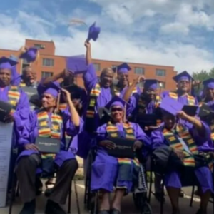 黑人因身体残缺而被歧视 ，70年之后终于获得大学文凭！